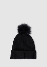 Czarna dziana czapka z prążkowanym wzorem i sztucznym pomponem na czubku. Podwinięty brzeg nadaje konstrukcję projektowi.