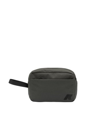 Piccola borsa da toilette rettangolare grigio scuro con tasca frontale, cinturino nero sul lato e logo discreto nell'angolo in basso a destra.