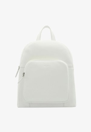 Mochila de cuero blanco con un bolsillo frontal con cremallera y asa superior, que presenta una textura sutil y un diseño minimalista.