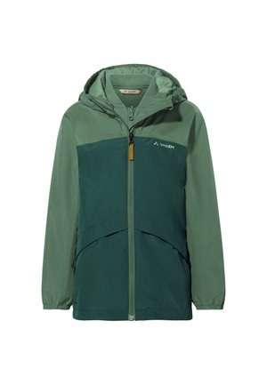Veste légère verte avec capuche. Présente une fermeture éclair, des manches contrastantes et une poche à l'avant. Fabriquée en tissu lisse.
