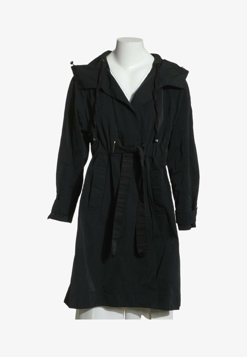 Trench noir à capuche avec manches longues, poches avant et ceinture nouée à la taille sur un buste de mannequin blanc.