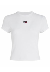 Bílé tričko s krátkým rukávem vyrobené z ribované bavlny s kulatým výstřihem. Na hrudi se nachází malá nášivka "TOMMY JEANS" v černé, červené a modré barvě.