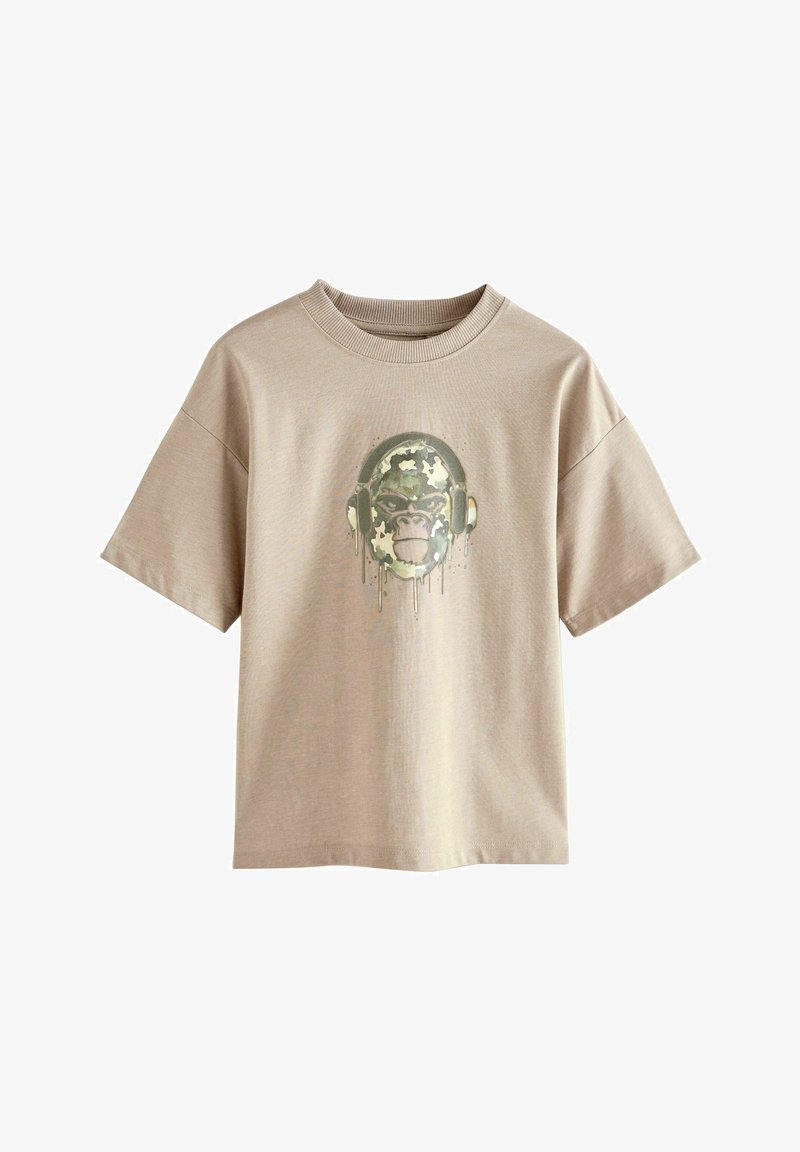 Camiseta de algodón beige con un gráfico de un gorila que lleva auriculares, con un diseño de camuflaje y acentos de goteo de pintura.