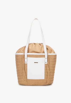 Geweven stro tote bag met een witte leren accent en handvatten, voorzien van een beige satijnen trekkoordsluiting en een voorkant pocket.
