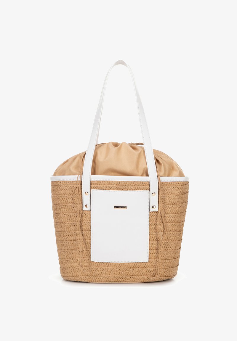Geweven stro tote bag met een witte leren accent en handvatten, voorzien van een beige satijnen trekkoordsluiting en een voorkant pocket.