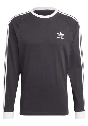 Langärmliges schwarzes T-Shirt aus Baumwolle, mit weißen Kragen und Bündchen, weißen drei Streifen Akzenten an den Ärmeln und einem kleinen Logo auf der Brust.