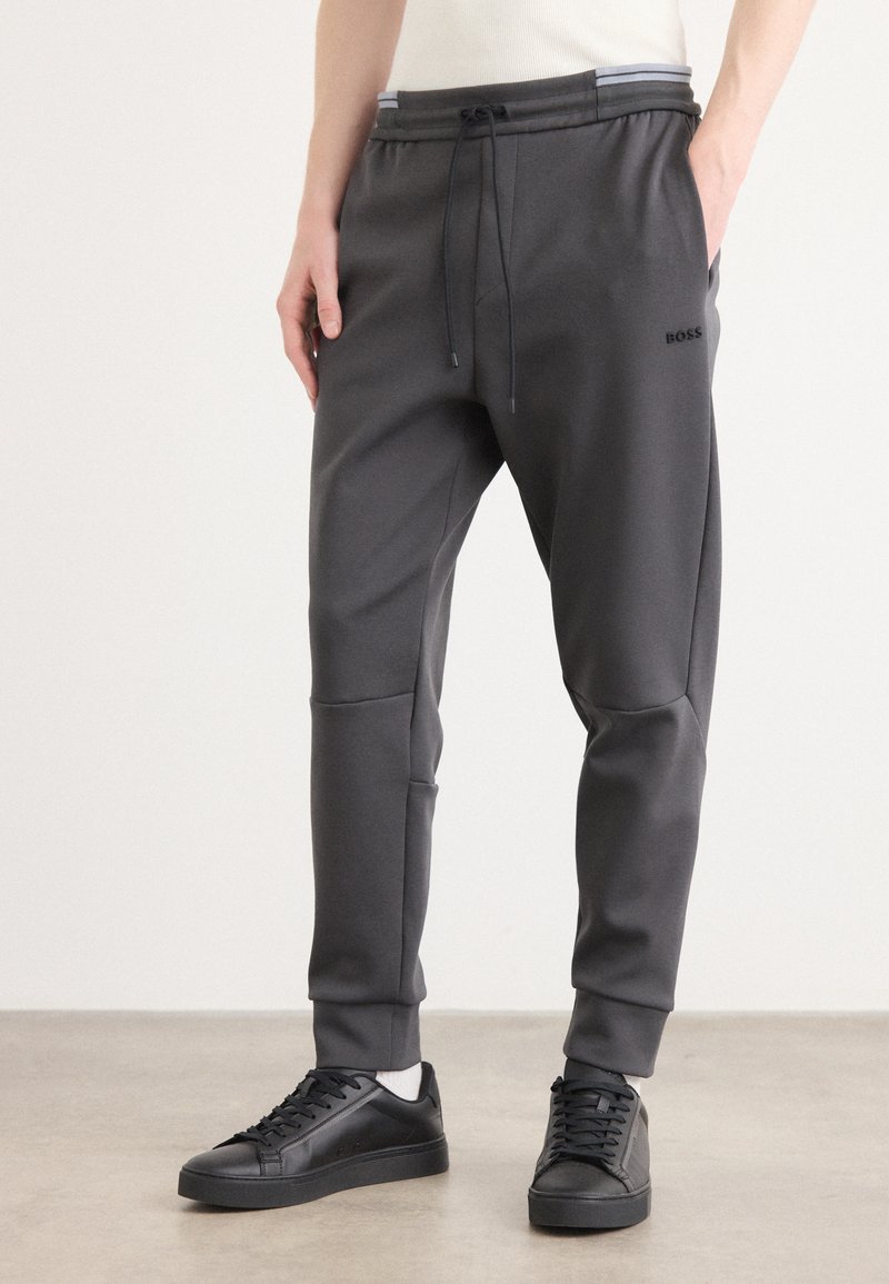 Kulørte joggers i charcoal lavet af et glat stof, med en snor i taljen, ribbede manchetter og et diskret BOSS-logo på venstre lår.