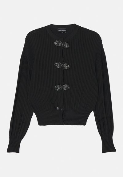 Černý žebrovaný svetr s dlouhými rukávy, který má tři dekorační metalické knoflíky a kulatý výstřih. Měkká textura s přiléhavým spodním lemem.