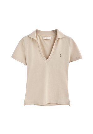Beige polo met korte mouwen, diepe V-hals, kleine kraag en donker logo van een persoon die een golfclub zwaait op de linkerborst.