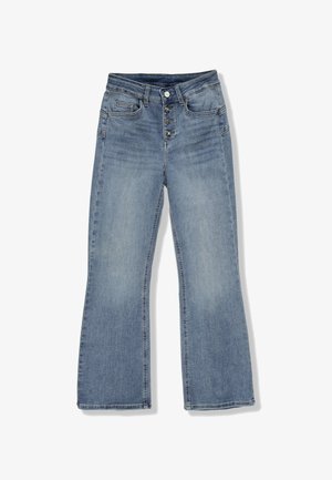 Jeans a zampa d'elefante in denim chiaro con vita alta, cinque tasche e chiusura frontale a cinque bottoni. Texture liscia con sottili dettagli di scolorimento.