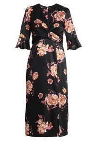 Černé květinové šaty s překládaným designem, s rozšířenými rukávy, velkými oranžovými a růžovými květy a siluetou do kolen. Hladká textura.