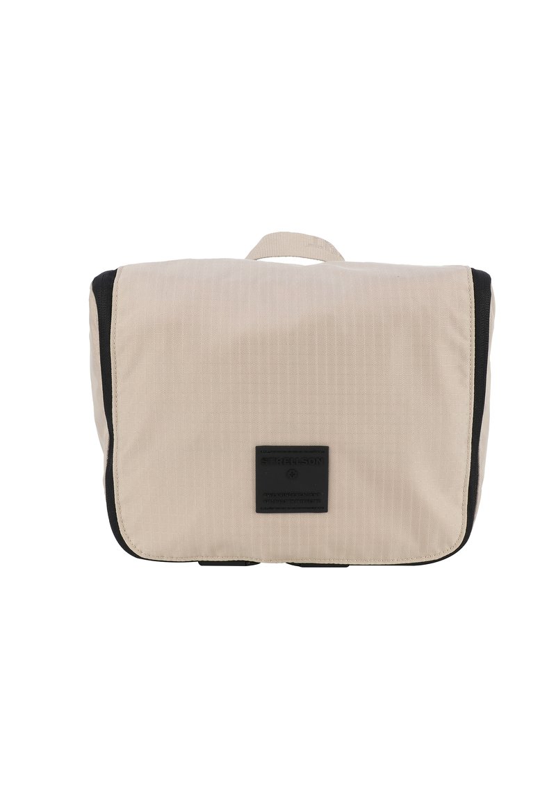 Hnědá messenger taška z textilu s černým lemováním a vrchním uchopovadlem. Má strukturovaný povrch a černou nášivku s logem na přední straně.