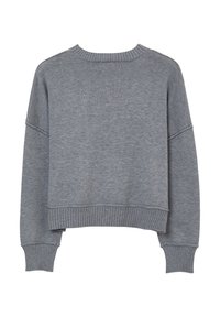 Pull gris court en tricot, doté d'un col rond, de épaules tombantes et de poignets et d'ourlet côtelés.