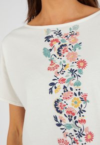 Damart PUR MOTIF RELIEFE - Camiseta estampada - blanc cassé