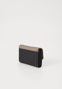 Portofel negru cu bej, fabricat din material sintetic; formă rectangulară cu cusături vizibile și clapetă superioară texturată. Design pliat pentru compactitate.