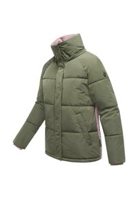 Olijfgroene pufferjack met een hoge kraag, roze voering en een gequilt patroon. Heeft zijzakken en ribgebreide manchetten.