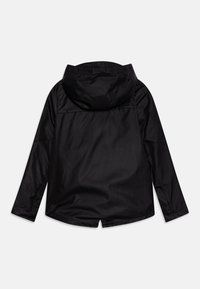 Černá nepromokavá bunda s kapucí, hladkého vzhledu a s dlouhými rukávy. Jednoduchý design bez viditelných znaků nebo vzorů.