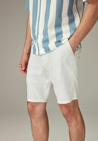 Next - REGULAR FIT - Shorts - white Imagen en miniatura 1