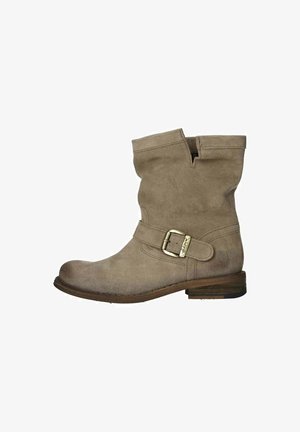 Hellbrauner Wildleder-Stiefelette mit seitlicher Schnallendetail, abgerundetem Zehenbereich und niedrigem, geschichtetem Holzabsatz. Schlichtes Design mit umgeschlagenem Schaft.