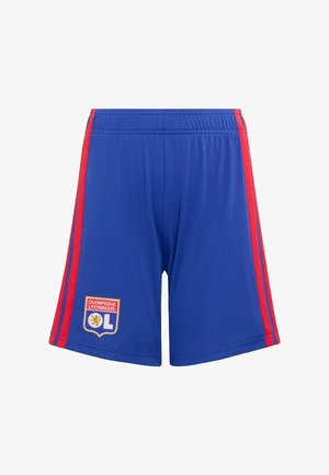 Pantalones cortos deportivos azules con franjas laterales rojas y el logo del club de fútbol Olympique Lyonnais en la parte inferior de la pierna izquierda.
