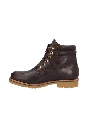 Bota de cuero marrón oscuro hasta el tobillo con collar acolchado, ojales dorados, cierre frontal con cordones y suela de goma marrón claro vista de lado.