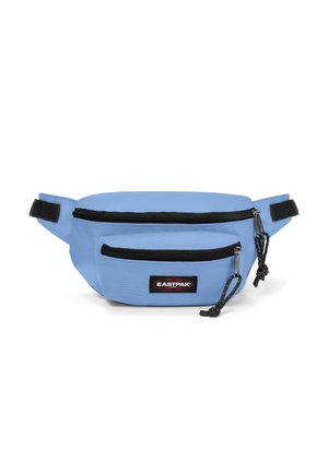 Banane en tissu bleu clair avec des fermetures éclair et des accents noirs. Elle dispose de deux compartiments zippés et d'une sangle ajustable pour plus de polyvalence.