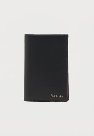 Μαύρο δερμάτινο πορτοφόλι με μικρό χρυσό λογότυπο "Paul Smith" στην κάτω δεξιά γωνία, κλειστό και τοποθετημένο στο κέντρο σε λευκό φόντο.