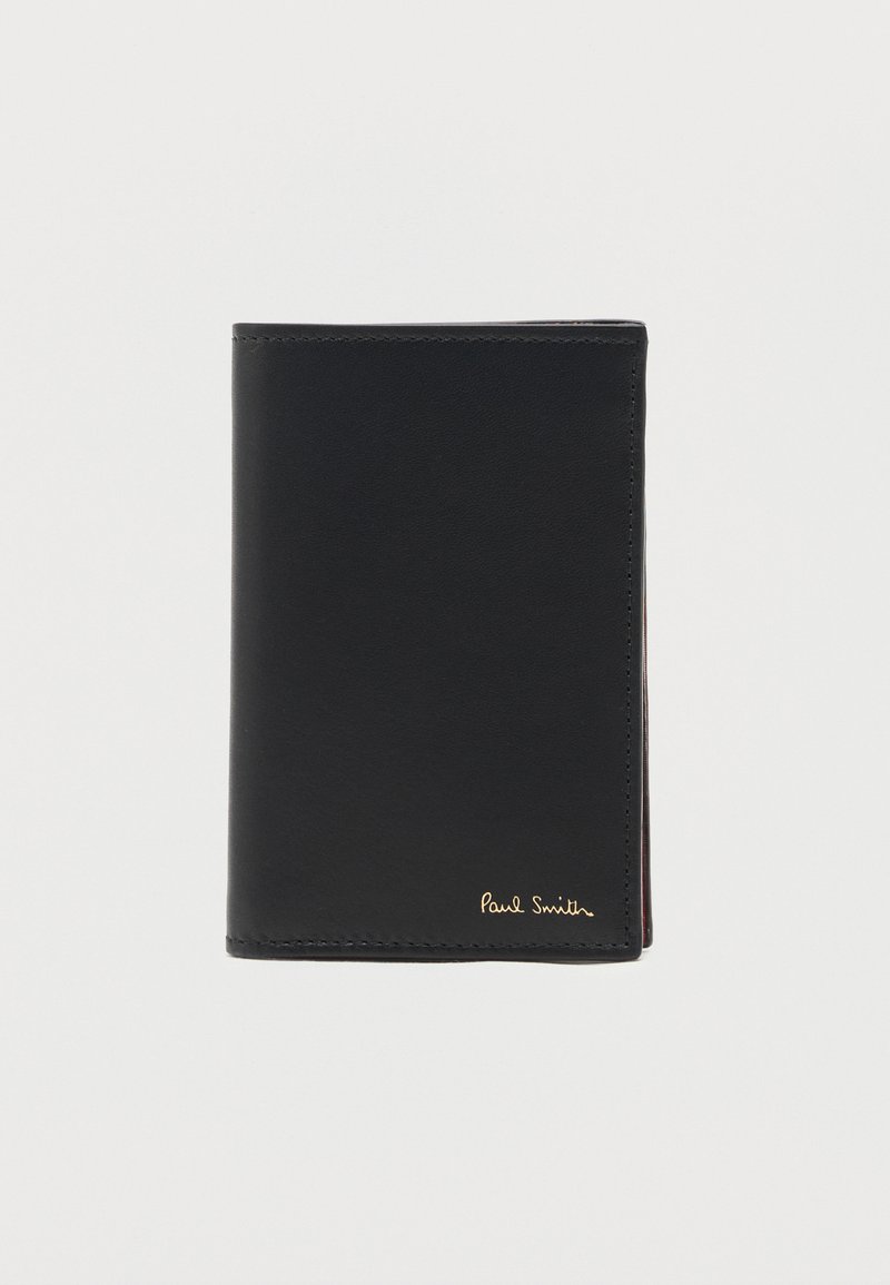 Μαύρο δερμάτινο πορτοφόλι με μικρό χρυσό λογότυπο "Paul Smith" στην κάτω δεξιά γωνία, κλειστό και τοποθετημένο στο κέντρο σε λευκό φόντο.