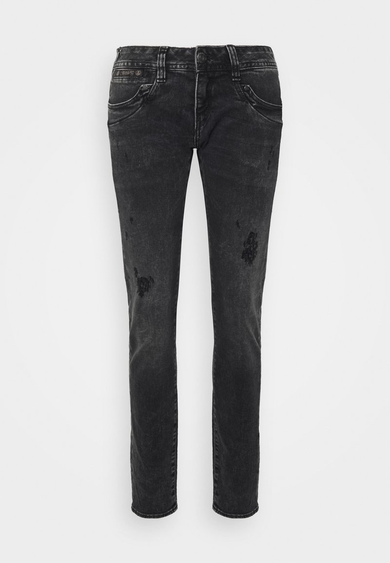 Jean en denim noir à coupe ajustée, avec des patchs déchirés, cinq poches et une fermeture éclair classique avec bouton.