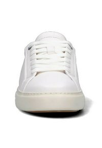 Sneakers bianchi con tomaia in pelle liscia, lacci piatti, punta arrotondata e suola in gomma testurizzata. Design minimalista con occhielli argentati.