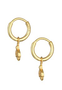 Goldfarbene Creolen mit einem kleinen hängenden Akzent. Glatte Oberfläche, kreisförmige Form und ein Klappverschluss für einen sicheren Halt.
