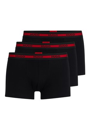 Schwarze Baumwollboxershorts mit einem roten HUGO-Logo-Bund, erhältlich im Dreierpack. Glatte Textur mit einer eng anliegenden Passform.