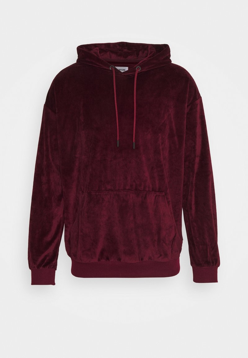 Sweat à capuche en velours bordeaux avec poche avant, capuche à cordon et poignets et ourlet côtelés, présenté sur fond blanc.