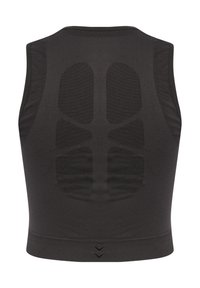 Czarny sportowy top bez rękawów z teksturowanym tyłem ozdobionym geometrycznym wzorem oraz elastycznym obszyciem na dole. Wykonany z gładkiego, elastycznego materiału.