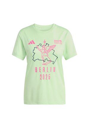 Jasnozielona bawełniana koszulka z krótkim rękawem, z różową grafiką skrzydlatego stworzenia oraz napisem "BERLIN 2025" i logo Adidas.
