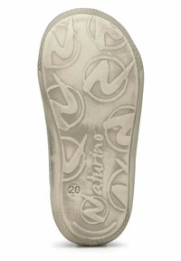 Semelle en caoutchouc, gris clair avec des motifs texturés, comportant des formes circulaires et le nom de la marque en relief "Naturino" avec la taille "20."