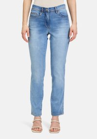 Lichtblauwe denim jeans met een recht ontwerp, vijf zakken en subtiele vervaging. Heeft een knoopsluiting en riemlussen.