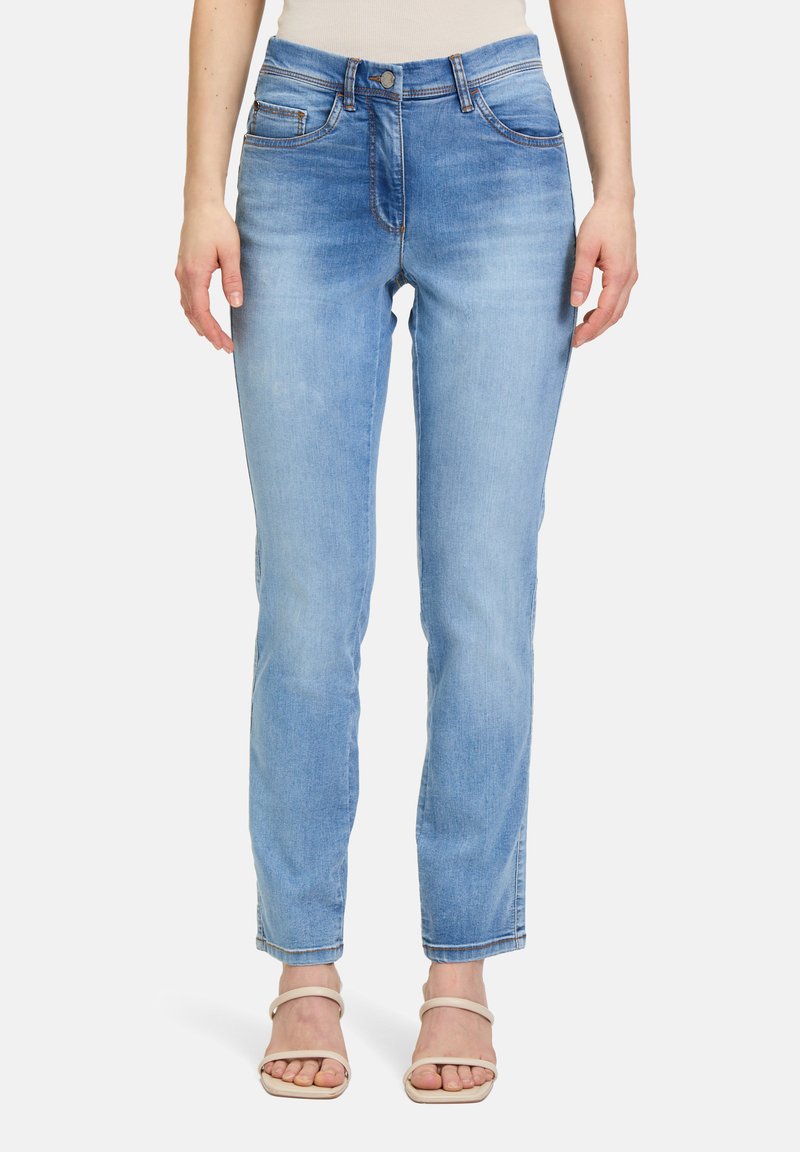 Lichtblauwe denim jeans met een recht ontwerp, vijf zakken en subtiele vervaging. Heeft een knoopsluiting en riemlussen.