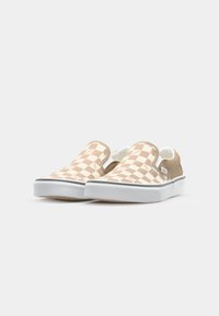 Cipele na slip-on s kariranim uzorkom u boji tamno smeđe i bijele, s gumiranim đonom i mekanim ovratnikom. Imaju oznaku s logotipom sa strane.
