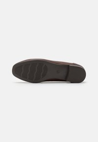 Marco Tozzi Loaferit/pistokkaat - chestnut