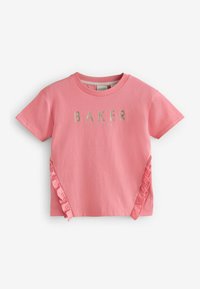 T-shirt en coton rose avec un col rond, des manches courtes et des accents volantés sur les côtés. L'avant affiche "BAKER" en lettres métalliques.
