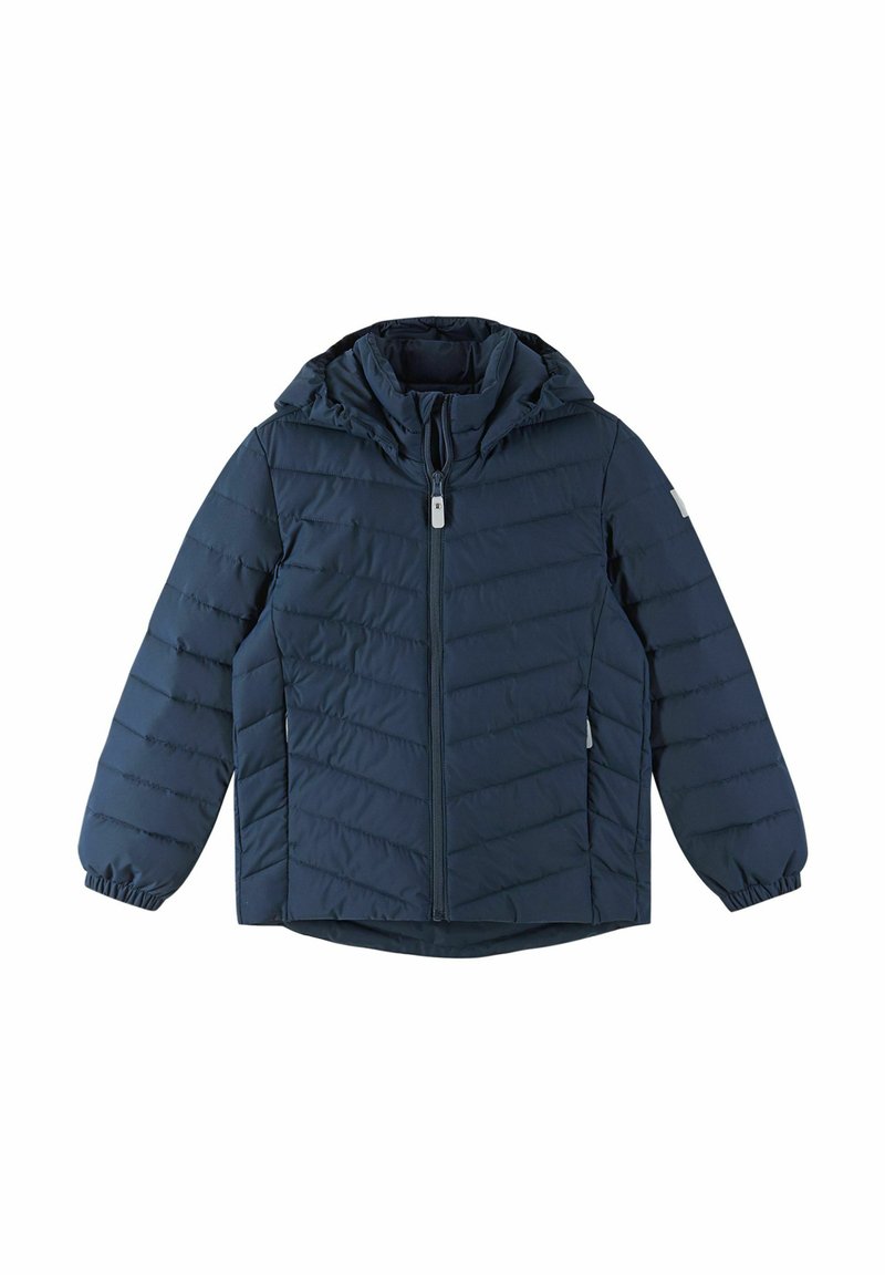 Granatowa pikowana kurtka z odpinanym kapturem, zapinana na zamek z przodu i elastycznymi mankietami. Ma skośny wzór pikowania oraz boczne kieszenie.