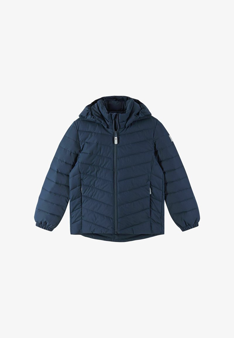 Granatowa pikowana kurtka z odpinanym kapturem, zapinana na zamek z przodu i elastycznymi mankietami. Ma skośny wzór pikowania oraz boczne kieszenie.