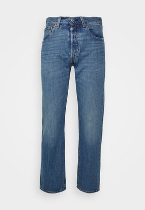 Jeans de ganga azul com um design de perna reta, estilo de cinco bolsos, fecho com botão e costura visível. Textura ligeiramente desbotada em toda a peça.