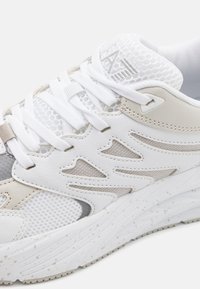 EA7 Emporio Armani SONIC DART UNISEX - Tenisice - optic white/antartica