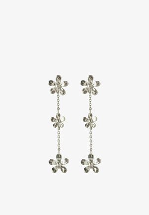 Srebrne viseće naušnice s tri povezana ukrašena cvjetna privjeska povezana malim lancima.