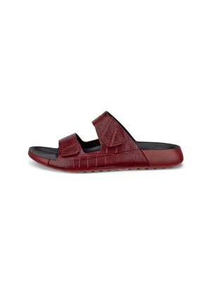 Rød slide-sandal med åben tå, to justerbare stropper og sort polstret fodseng, med et tekstureret krokodillemønster på ydersiden.