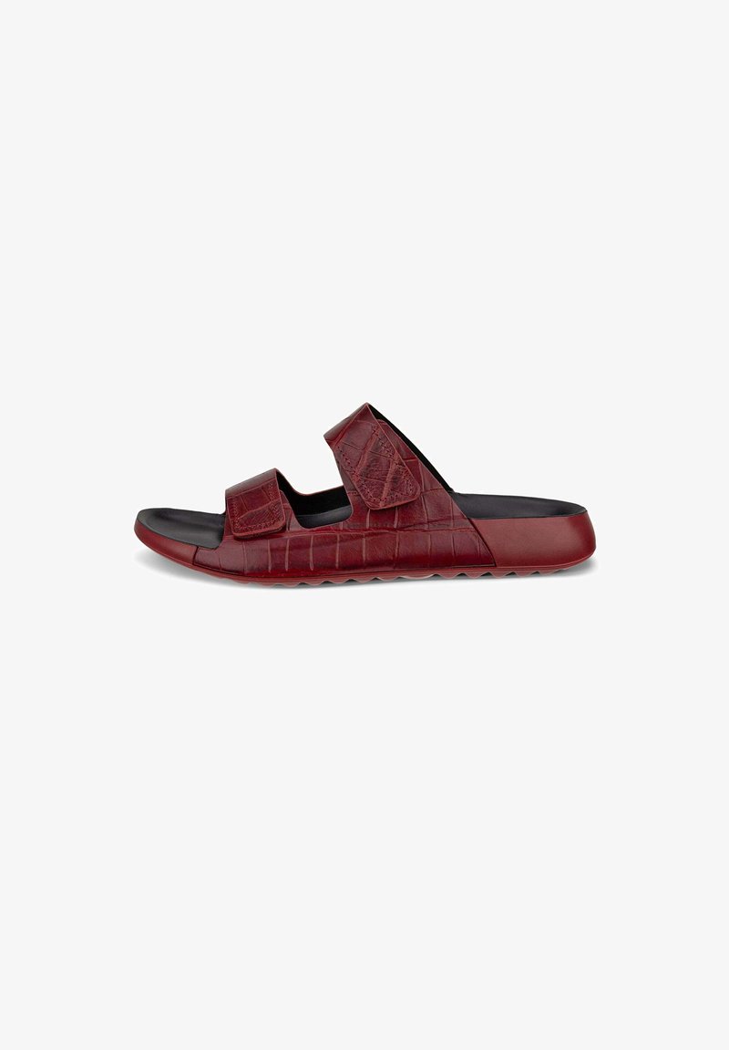 Sandale rouge à bout ouvert avec deux brides ajustables et semelle intérieure noire rembourrée, présentant un motif croco texturé sur le matériau extérieur.