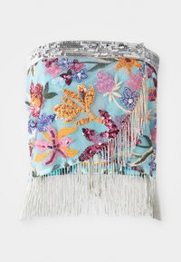 Geborduurde bloemenwikkel met multikleurige pailletten op een lichtblauwe achtergrond; heeft zilveren franjes langs de onderste rand.