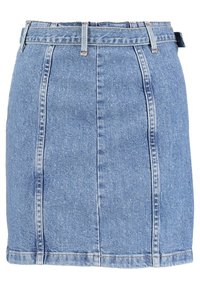 Gonna mini in denim, blu chiaro, con un design aderente e vita alta, caratterizzata da cuciture in vista che creano un aspetto strutturato.